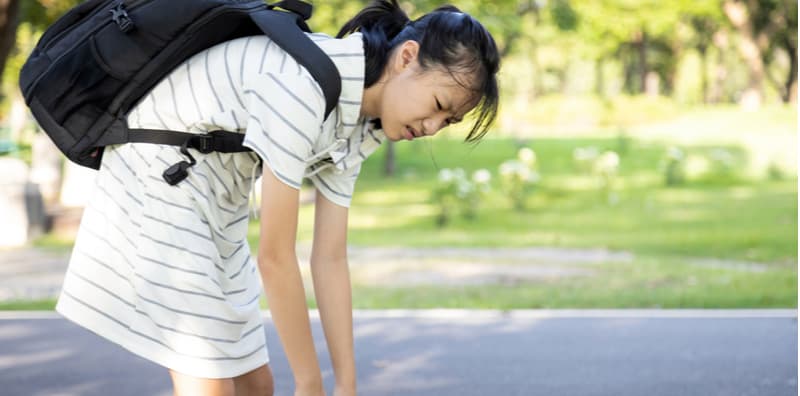 小孩駝背怎麼辦？公開8種正確姿勢與方法，有效改善駝背動作