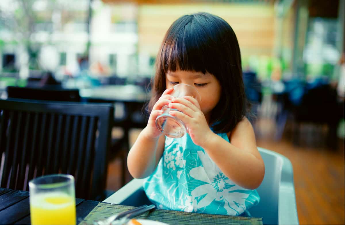 用杯子喝水！學步期小孩1天要喝4~6杯