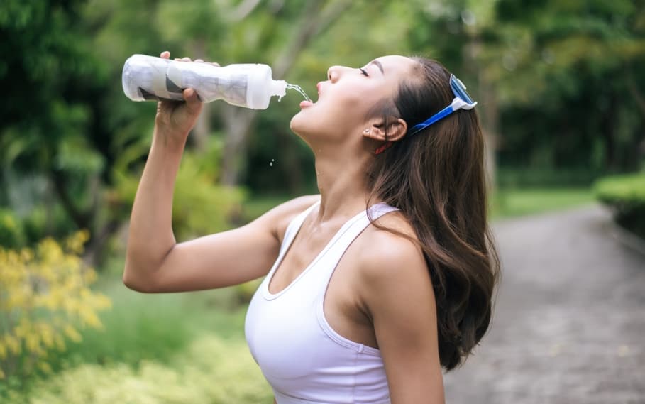 水喝太多恐有水中毒！喝太多水的6大症狀