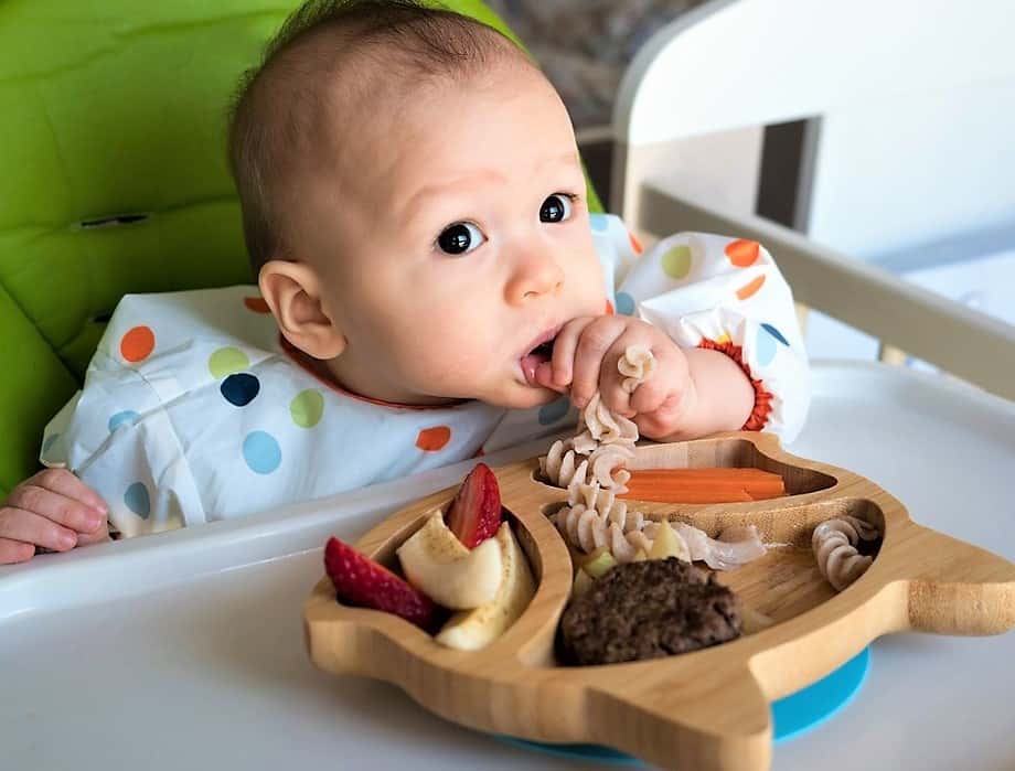 想教寶寶自主進食？爸媽應選這類食物