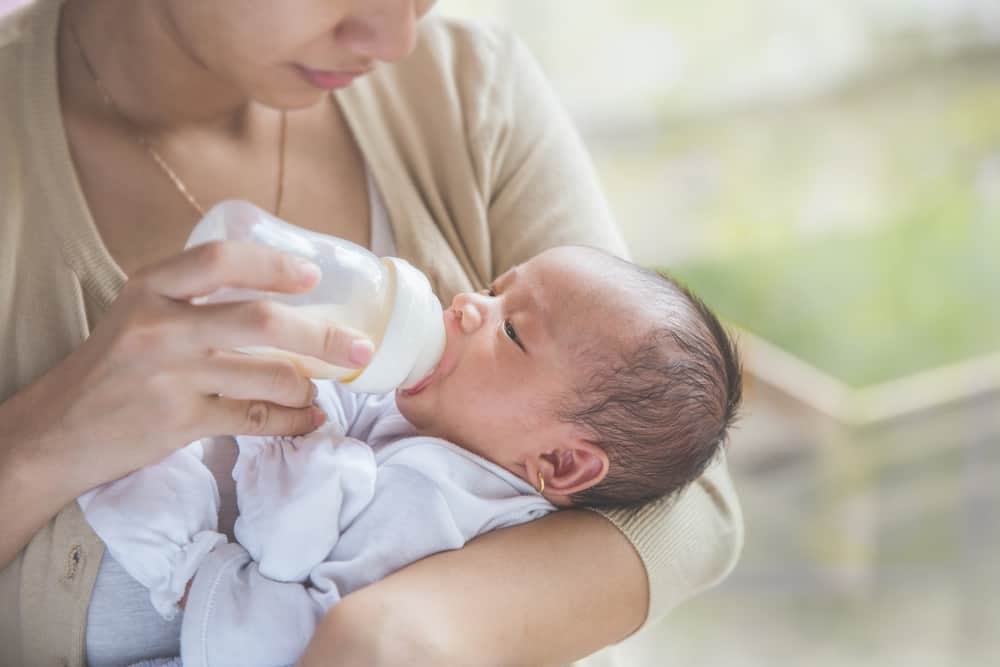 不會計算新生兒奶量？醫師教你用嬰兒體重算奶量，親餵母乳要這樣算